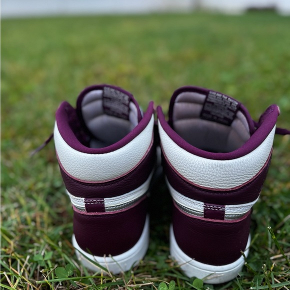 Air Jordan 'Bordeaux' 1 Retro High OG - Picture 4 of 5